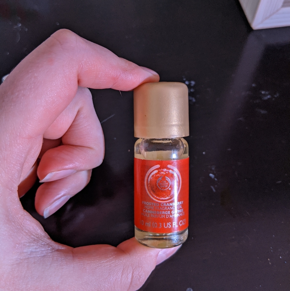 Body Shop Frosted Cranberry Home Fragrance Oil